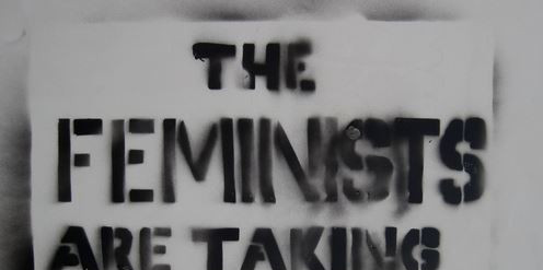 Ein gesprayter Schriftzug "The Feminists are taking over!" 