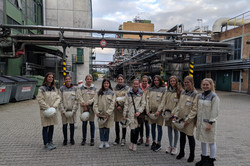 Eine Gruppe von MinTU-Mentees besucht das Bayer-Werk in Bergkamen