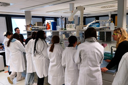 Schülerinnen im Labor