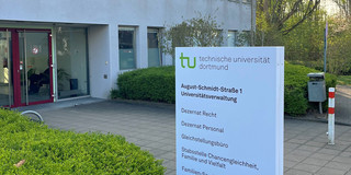 Photo of the building at August-Schmidt-Straße 1.