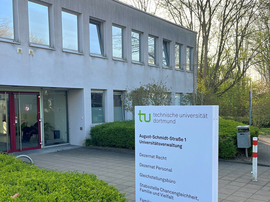 Photo of the building at August-Schmidt-Straße 1.
