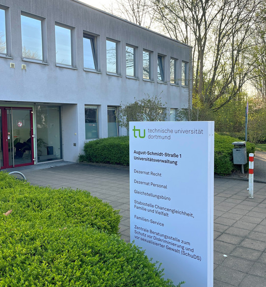 Photo of the building at August-Schmidt-Straße 1.