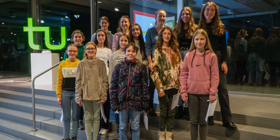 Die Schülerinnen des Projektes MinTU posieren als Gruppe