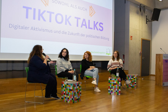 Vier Frauen diskutieren im Sitzen