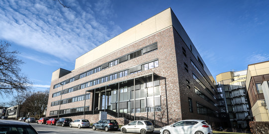View of the physics building from Otto-Hahn-Straße