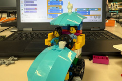 Das Roboterauto des MinTU-Workshops mit Lego-Figuren als Fahrer:innen.