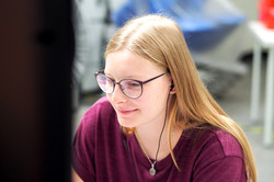 Praktikantin Ronja schaute den Experimenten am Bildschirm zu.