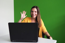 Jill Timmreck begrüßt die Teilnehmer*innen einer Videokonferenz