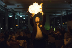 Jo Hecker lets oxyhydrogen explode in the air.