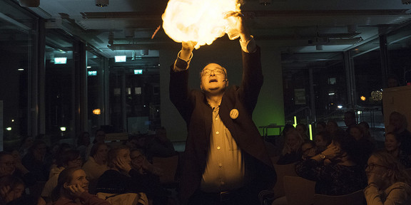 Jo Hecker lässt Knallgas in der Luft explodieren.