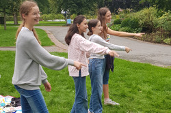 Schülerinnen spielen auf einer Wiese Wikinger Schach