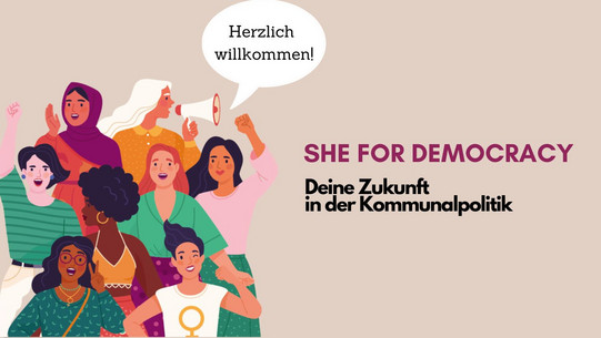 Comichafte Darstellung von 8 Frauen die ihre Fäuste in die Luft strecken und rufen auf rosanem Hintergund. Rechts daneben steht der Schriftzug: "Herzlich willkommen! She for Democracy. Deine Zukunft in der Kommunalpolitik.