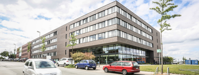 Blick auf das Informatik/ITMC Gebäude von der Otto-Hahn-Straße