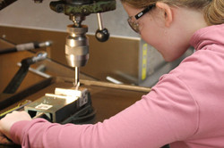 GD2024_Mechanische Werkstätten Ein Mädchen an einer großen Bohrmaschine