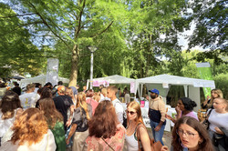 Menschen vor dem Stand des Gleichstellungsbüros bei schönem Sommerwetter