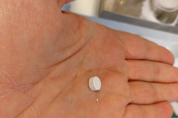 Eine Teilnehmerin zeigt eine selbst hergestellte Pastille