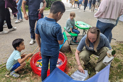 Zwei Kinder angeln in einem kleinen Kinderpool Holzfische