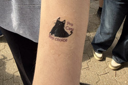 Ein Klebetattoo mit einer Katze und dem Slogan "Pro Cats Pro Choice" auf einem Arm