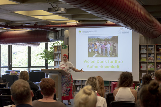 Sowohl_Als_Auch_Sandra_Wurster_BodyBilder Author Sandra Wurster gives a lecture at the University Library