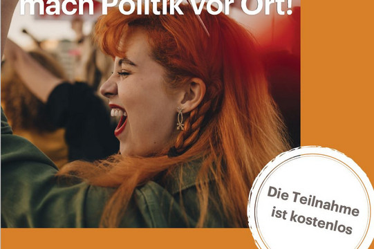 Eine Frau bei einer Demonstration, Schriftzug Misch dich ein mach Politik vor Ort