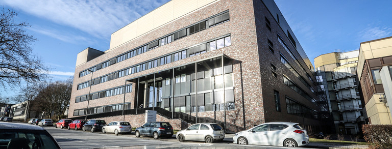 View of the physics building from Otto-Hahn-Straße