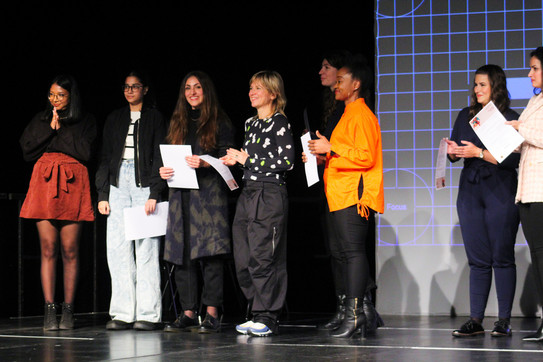 Sieben Frauen stehen auf der Bühne und halten ihr Zertifikat in den Händen
