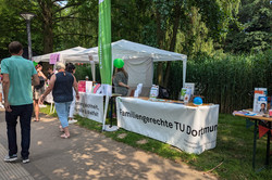 Besucherinnen und Besucherinnen des Sommerfestes am Stand des Gleichstellungsbüros