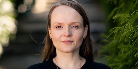 Portraitfoto von Elisabeth Brenker.