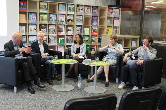 Man sieht Prof. Michael Meuser, Benjamin Neumann, Dr. Helena Hartlieb, Stefanie Lohaus und Dr. Tobias Scholz sitzend.