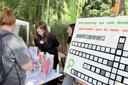 Drei Frauen im Gespräch an einem Stand