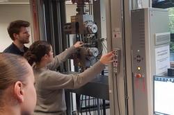 Schülerin betätigt Maschine