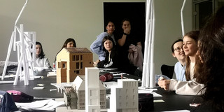 MinTU Workshop Architektur Schülerinnen basteln hohe Türme aus Papier