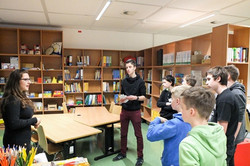 Boys*Day Teilnehmer stehen zusammen und lernen das Hilfsmittellabor kennen