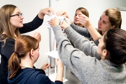 Studentinnen bei Gruppenarbeit