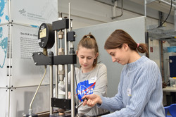 Girls*Day Teilnehmerinnen Experimentieren im DLR_School Schülerlabor
