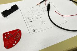 Bauteile des Radios, an dem die Teilnehmerinnen selbst mit dem Lötkolben arbeiten.