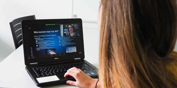 Den Vortrag von Sylvia Rückheim konnten die Teilnehmerinnen am Laptop verfolgen