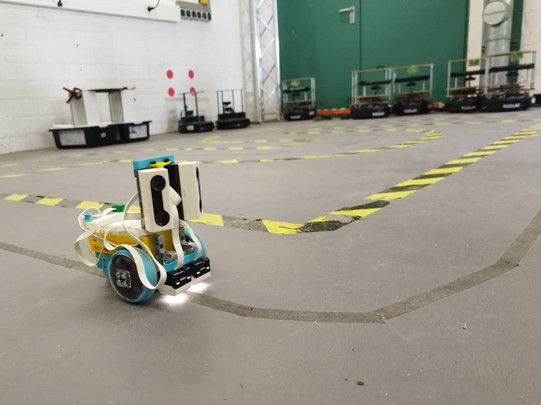 Das Roboterauto des Workshops in Action auf der Rennstrecke.
