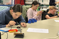 Drei MinTU_Teilnehmerinnen arbeiten hochkonzentriert an ihren Radios.