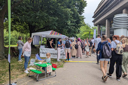 Kinder und Erwachsene informieren sich am Stand des Gleichstellungsbüros