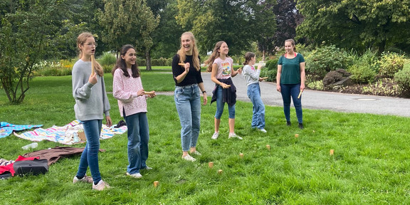Mädchen spielen Wikingerschach im Park