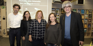 Neben Dr. Joachim Kreische stehen Dr. Helena Hartlieb, Martina Stackelbeck, Dr. Suzanna Randall und Prof. Metin Tolan