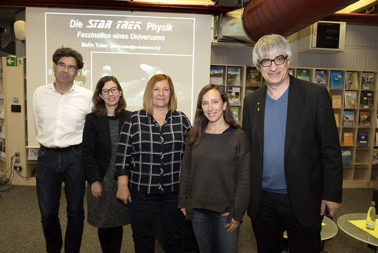 Neben Dr. Joachim Kreische stehen Dr. Helena Hartlieb, Martina Stackelbeck, Dr. Suzanna Randall und Prof. Metin Tolan
