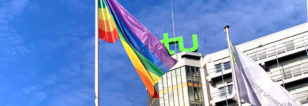 Regenbogenflagge weht vor dem Mathetower