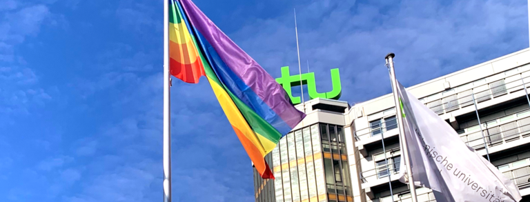 Regenbogenflagge weht vor dem Mathetower