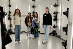GD2024_Personenscanner im HyLeC Vier Mädchen stehen in einem Personenscanner