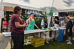 Am Sommerfest-Stand werfen Besucherinnen und Besucher Dosen mit Socken ab