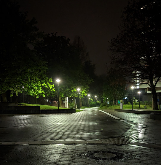 Der Campus bei Nacht mit wenig Beleuchtung