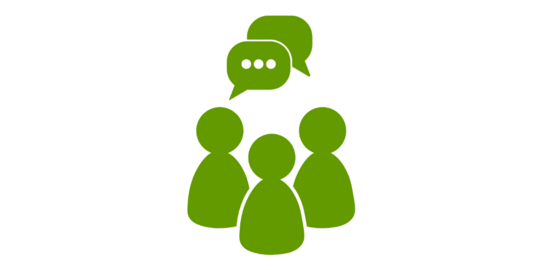 Grüne Piktogramme auf weißem Hintergrund: eine Gruppe aus drei Personen mit Sprechblasen über ihren Köpfen.