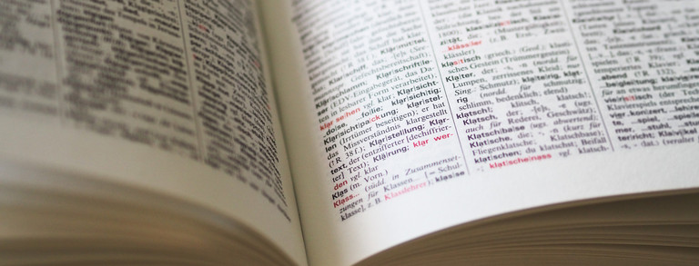 Seite aus dem Duden mit der Definition "klarstellen (Irrtümer beseitigen), er hat das Missverständnis klargestellt"